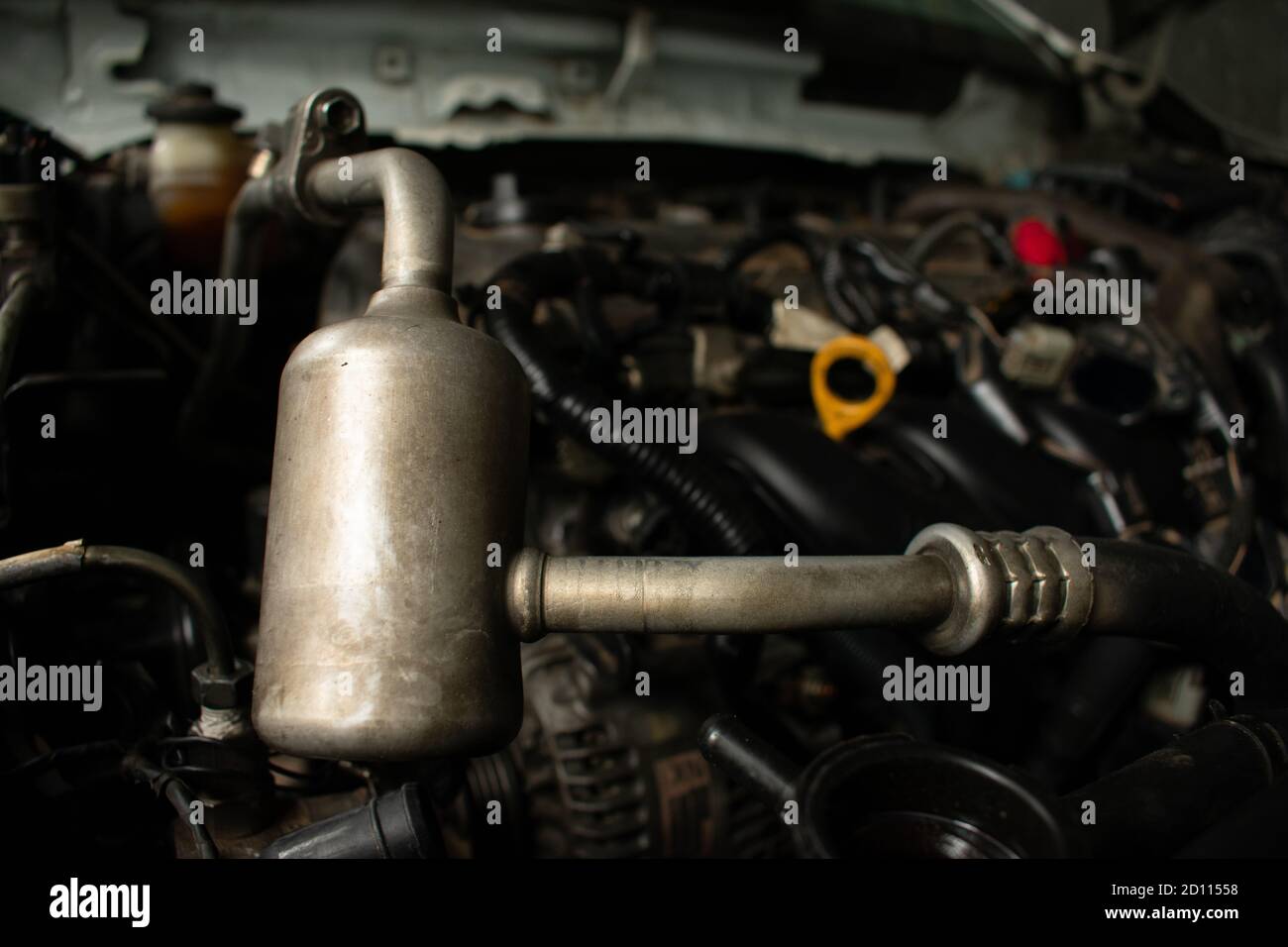 Aria condizionata per auto all'interno, aprire il motore per auto e la parte dell'auto presso la stazione di servizio. Foto Stock