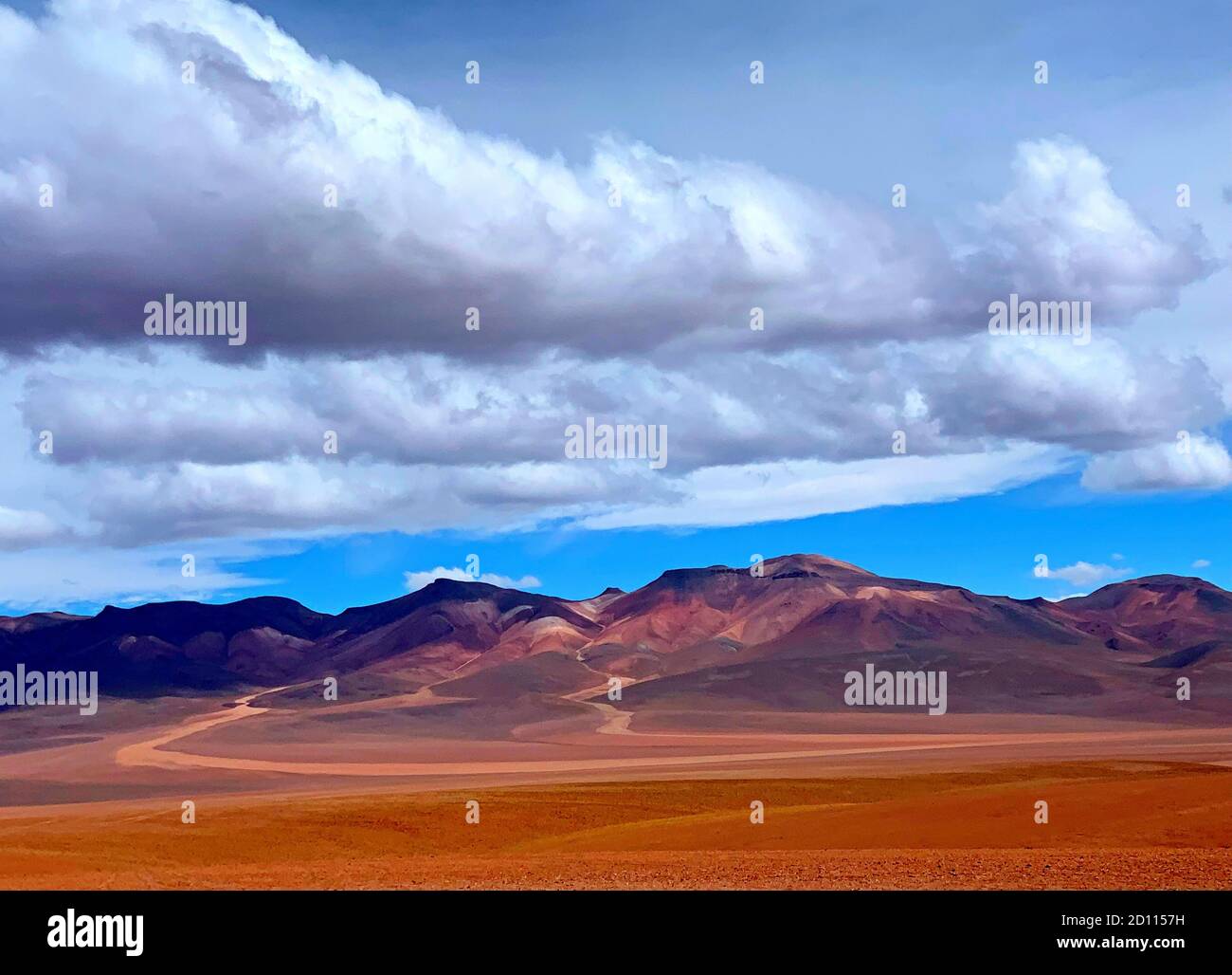 Montagne vulcaniche andine colorate nel deserto arido Atacama, natura selvaggia impressionante, paesaggio montano impressionante, paesaggio panoramico nuvoloso in cielo Foto Stock