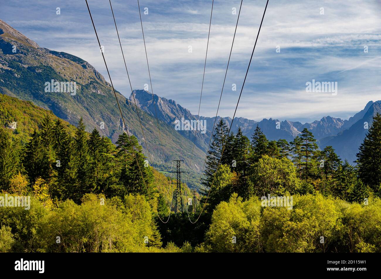 Linee elettriche alte nelle Alpi Giulie. Valle di Soca, Slovenia. Trasmissione di energia nelle regioni di montagna. Paesaggio colorato nella valle di Soca vicino Kanin, Kobarid Foto Stock