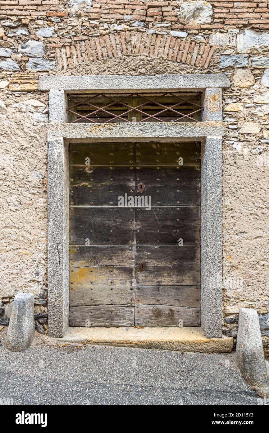Porte d'ingresso alle tradizionali Cantine in Via Cantine di Salorino, Circolo di Mendrisio, Svizzera Foto Stock