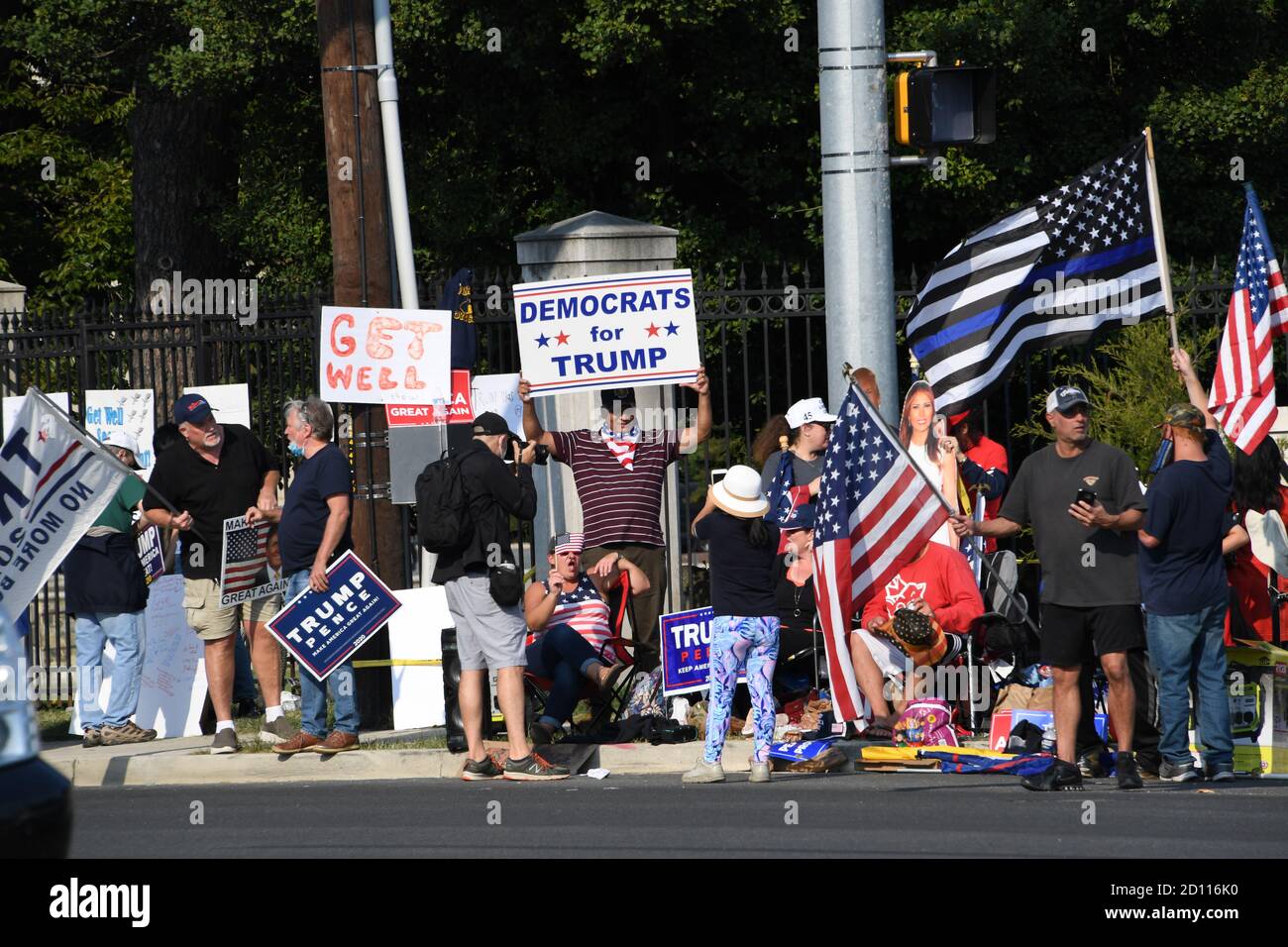 Bethesda, MD, USA. 4 Ott 2020. 10/4/20- Ospedale Walter Reed - Bethesda, MD. I sostenitori di Trump mostrano il loro sostegno al di fuori del Walter Reed Hospital, dove il presidente Donald Trump è stato ammesso e trattato per il COVID 19. I tifosi sono arrivati in numeri che guidavano e sventavano bandiere e cantavano auguri. Credit: Christy Bowe/ZUMA Wire/Alamy Live News Foto Stock