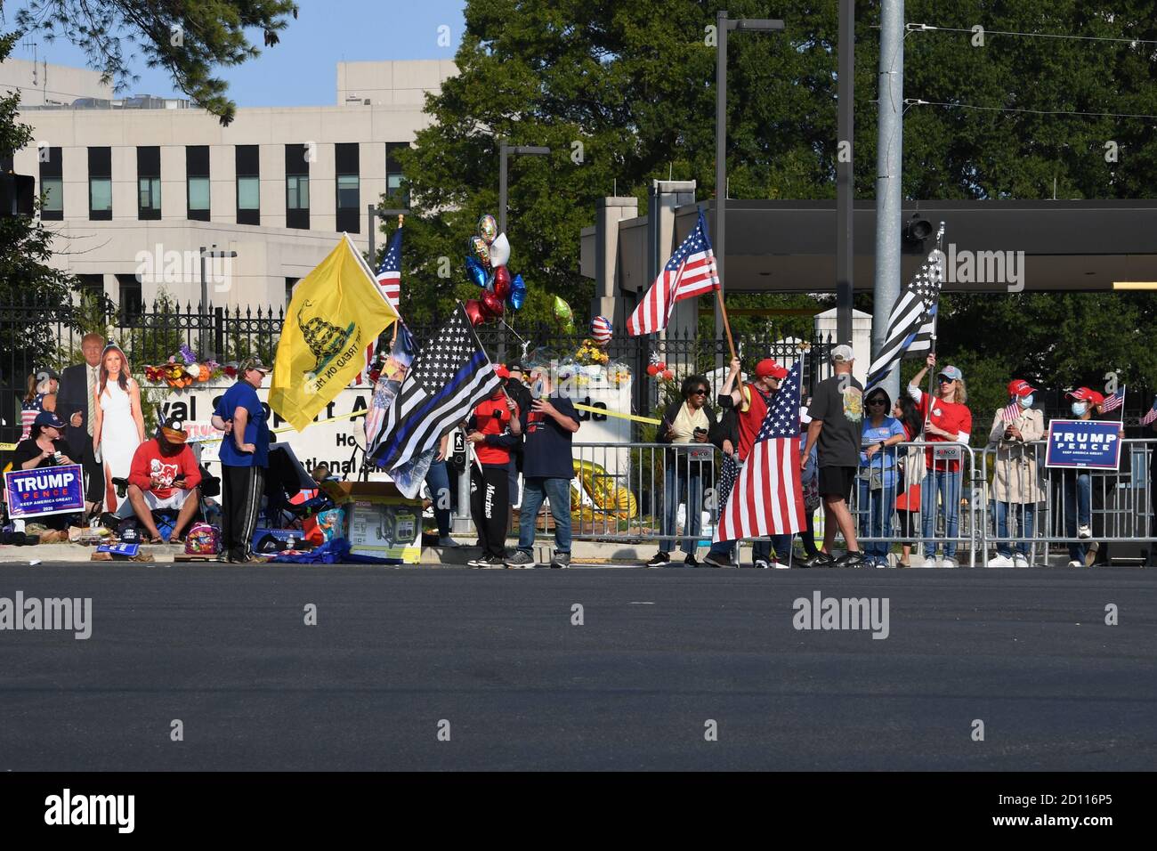 Bethesda, MD, USA. 4 Ott 2020. 10/4/20- Ospedale Walter Reed - Bethesda, MD. I sostenitori di Trump mostrano il loro sostegno al di fuori del Walter Reed Hospital, dove il presidente Donald Trump è stato ammesso e trattato per il COVID 19. I tifosi sono arrivati in numeri che guidavano e sventavano bandiere e cantavano auguri. Credit: Christy Bowe/ZUMA Wire/Alamy Live News Foto Stock