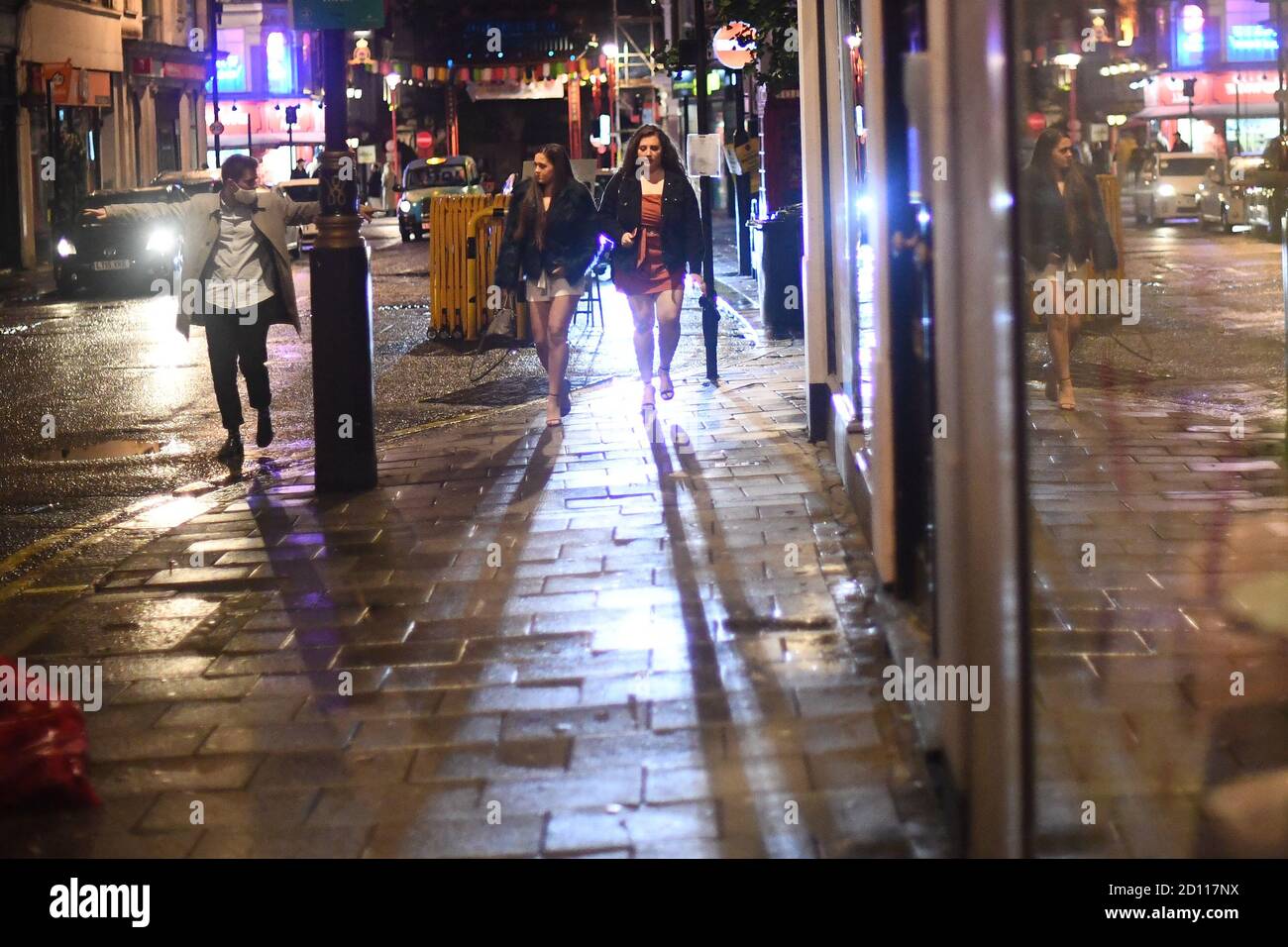 La gente inizia a lasciare Soho, Londra, alle 22:08, seguendo il coprifuoco 10 pub e ristoranti sono soggetti a per combattere l'aumento dei casi di coronavirus in Inghilterra. Foto Stock