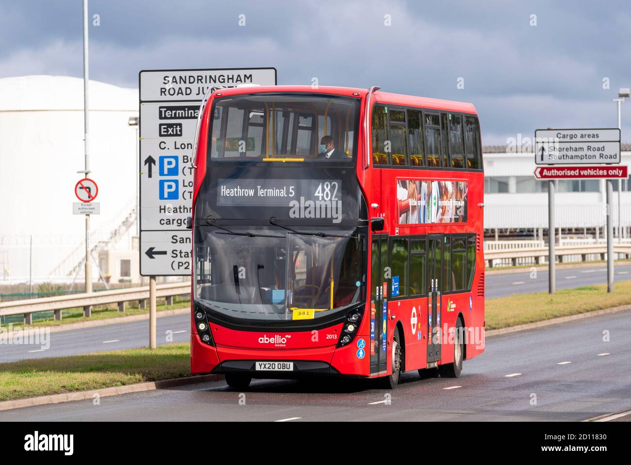 Autobus Abellio sulla rotta 482 in direzione del Terminal 5 all'aeroporto Heathrow di Londra, Regno Unito. Autobus rosso a due piani. Passeggero con maschera facciale COVID-19 Foto Stock