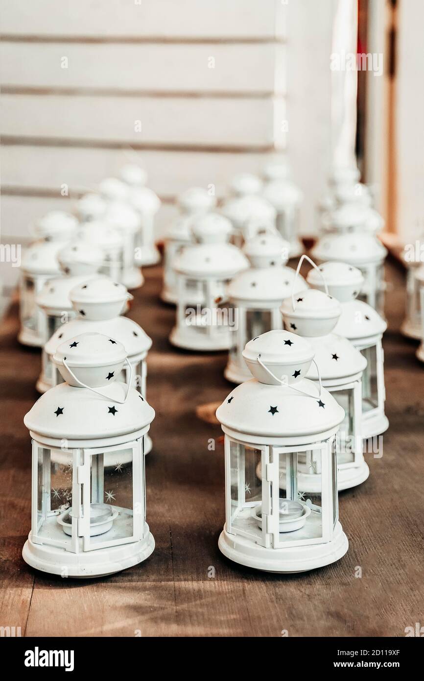 Vecchie lanterne bianche con candele all'interno su tavolo di legno.  Preparazione per Natale, arredamento accogliente Foto stock - Alamy