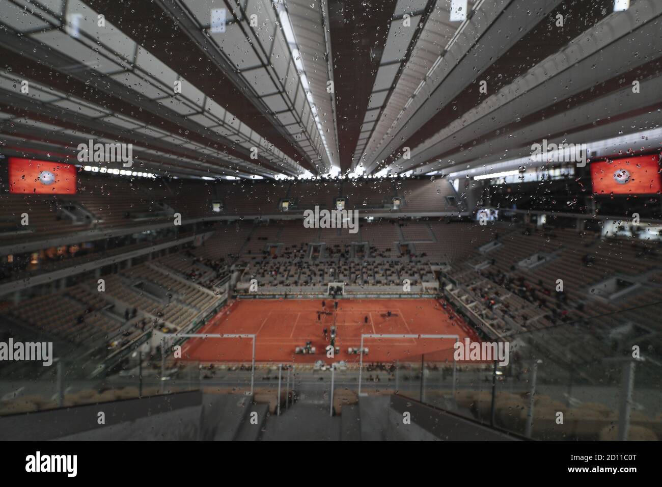 Illustrazione dei raindrops con ampia vista sul tetto chiuso dello stadio Philippe Chatrier durante il Roland Garros 2020, torneo di tennis Grand Slam, ON Foto Stock