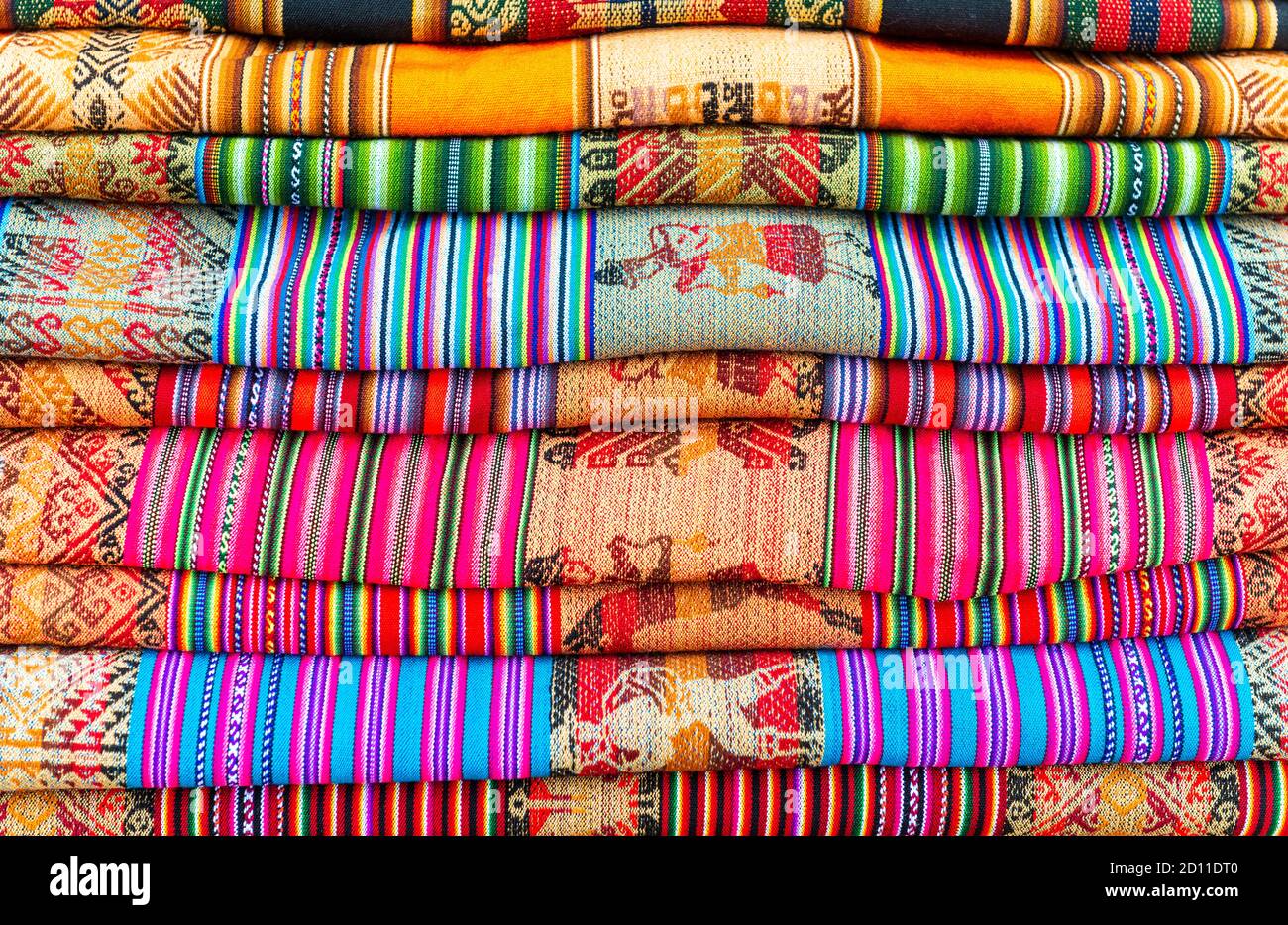 Tessuto tradizionale Andes sul mercato locale dell'arte e dell'artigianato di Tarabuco, regione di Sucre, Bolivia. Foto Stock