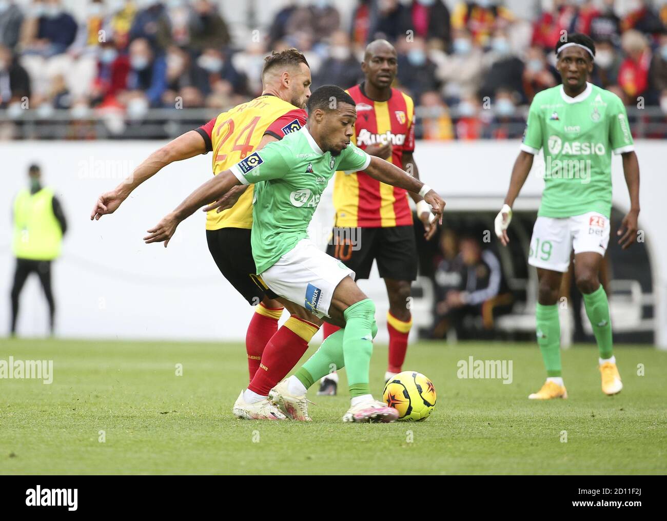 Arnaud Nordin di Saint-Etienne, Jonathan Gradit di Lens durante il campionato francese Ligue 1 partita di calcio tra RC Lens e COME Saint Etienne (AS Foto Stock