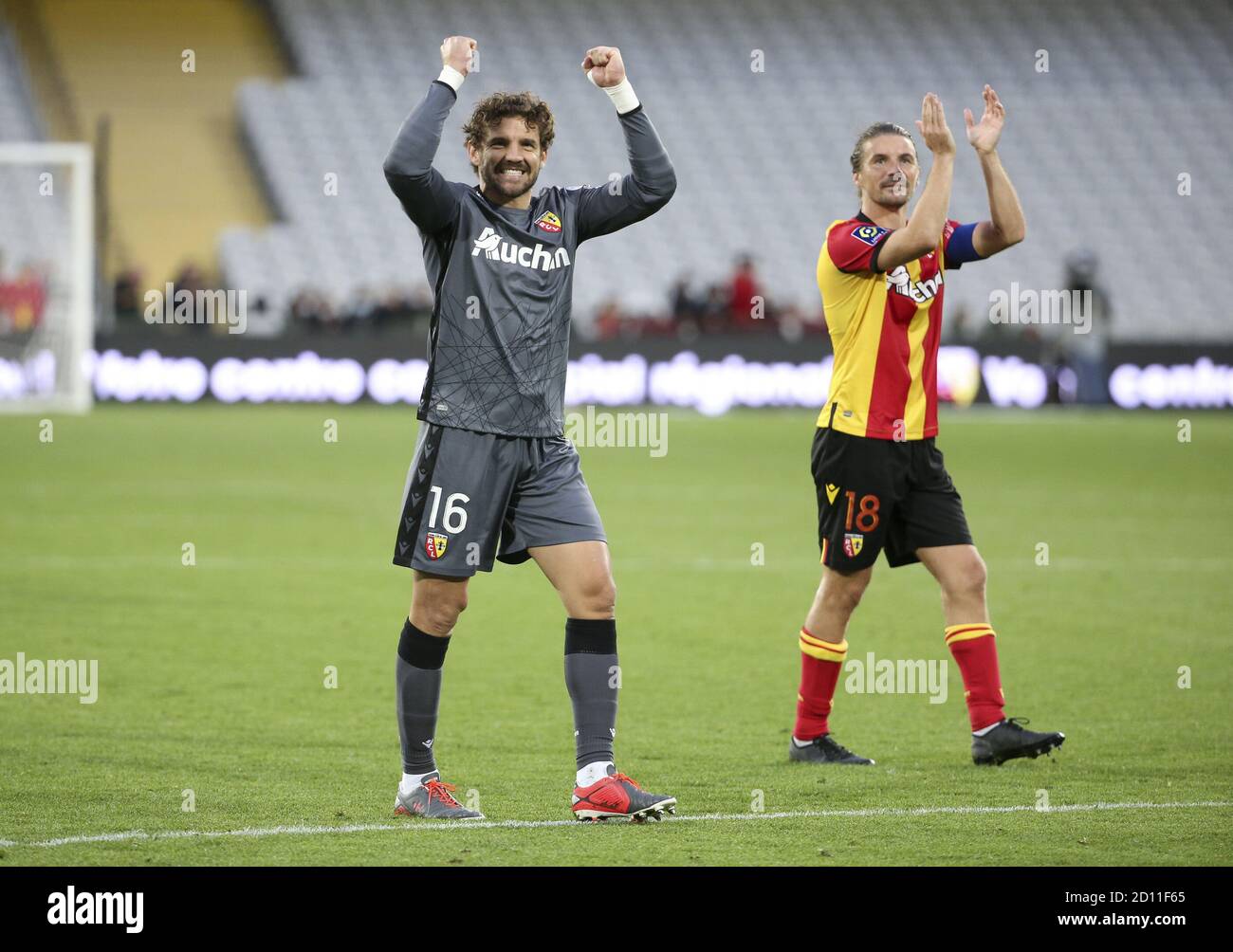 Portiere di Lens Jean-Louis Leca, Yannick Cahuzac di Lens festeggia la vittoria dopo il campionato francese Ligue 1 partita di calcio tra RC Foto Stock
