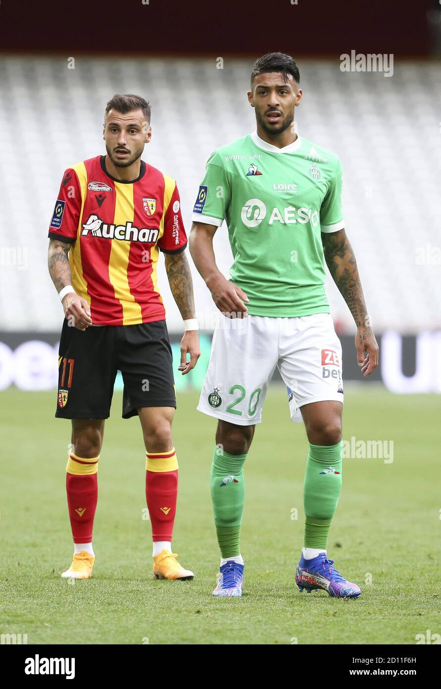 Jonathan Clauss di Lens, Denis Bouanga di Saint-Etienne durante il campionato francese Ligue 1 partita di calcio tra RC Lens e COME Saint Etienne (AS Foto Stock