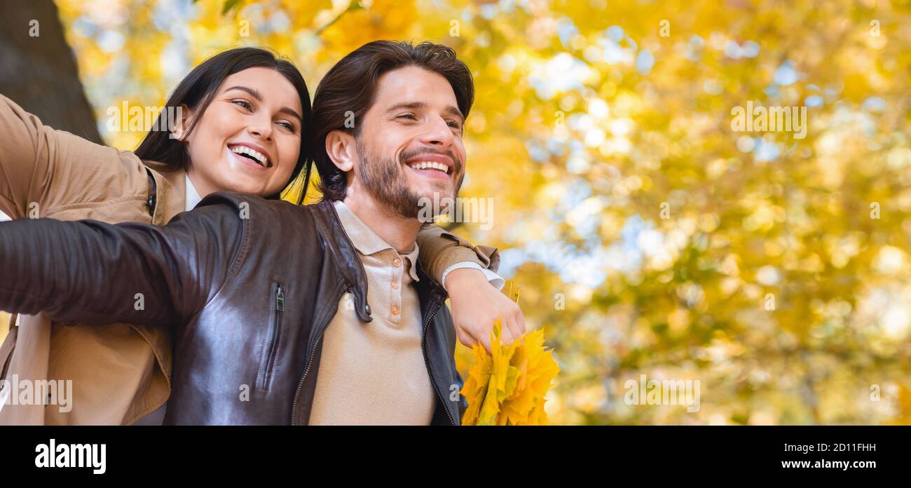 Uomo felice e donna in posa aereo godendo di una calda giornata Foto Stock