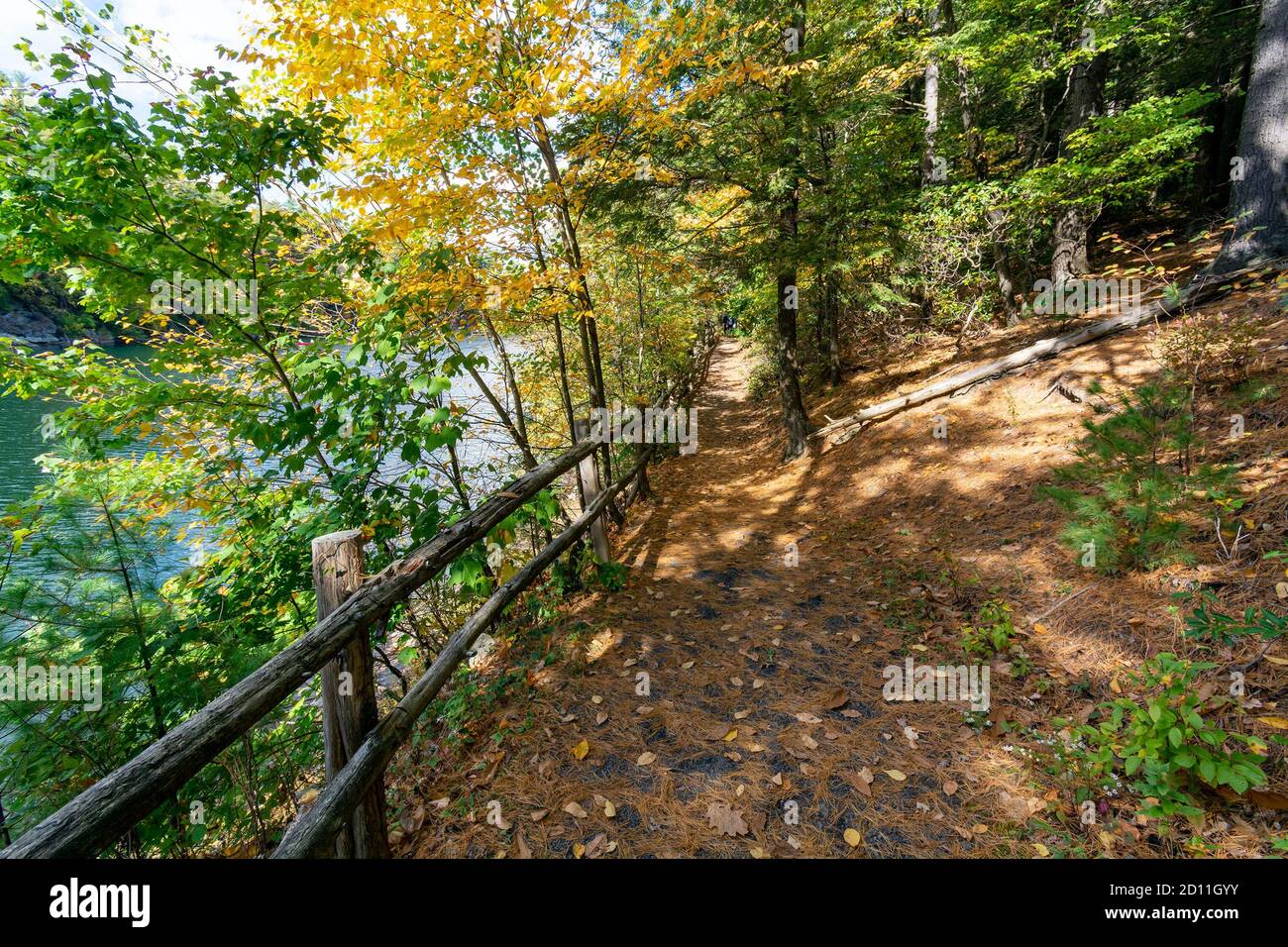 Sentiero escursionistico vicino al lago Mohonk nelle montagne Shawangunk Di Upstate New York con Fall Foliage Foto Stock