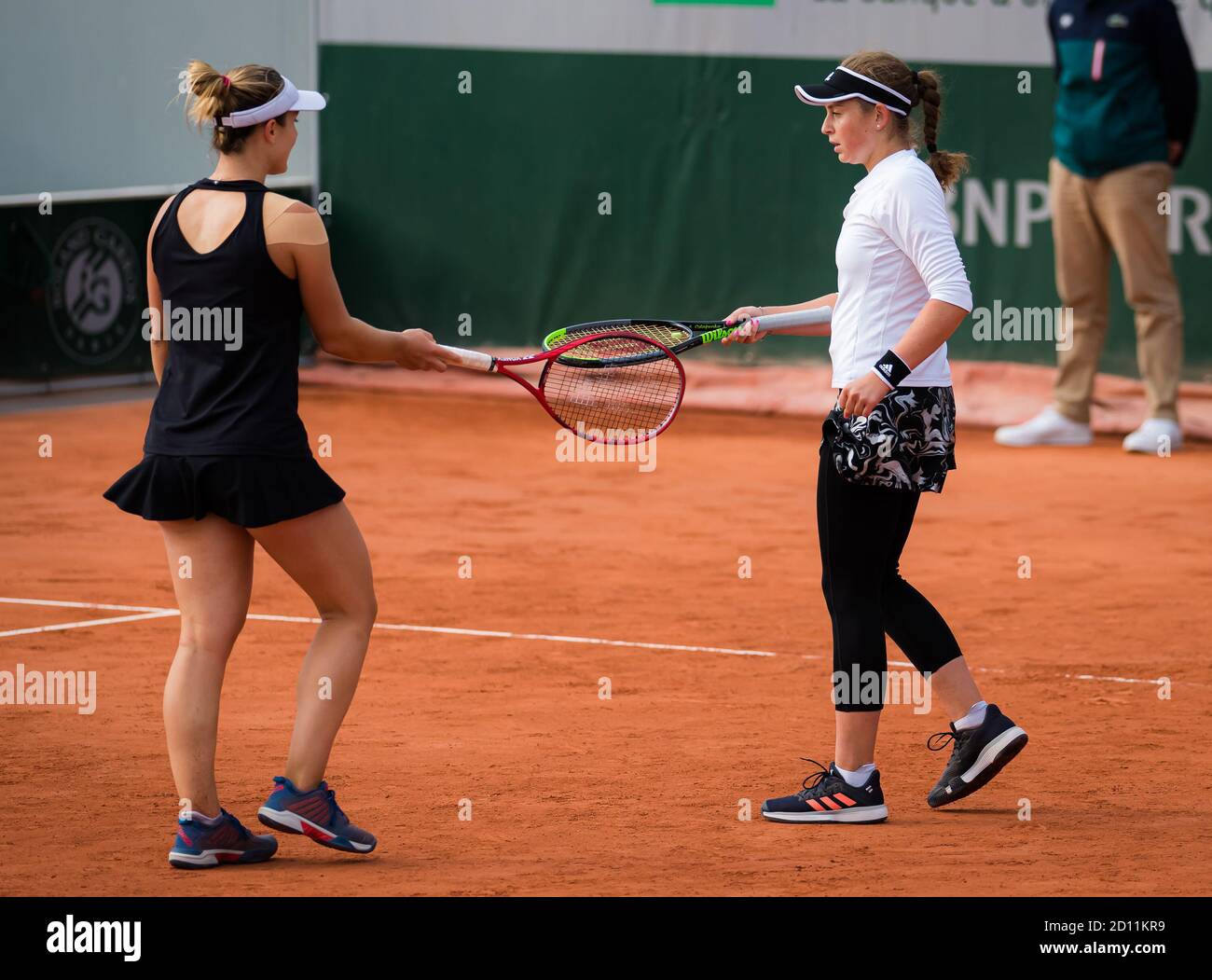 Jelena Ostapenko della Lettonia e Gabriela Dabrowski del Canada si sono esibita due volte al Roland Garros 2020, torneo di tennis Grand Slam, il 4 ottobre 202 Foto Stock