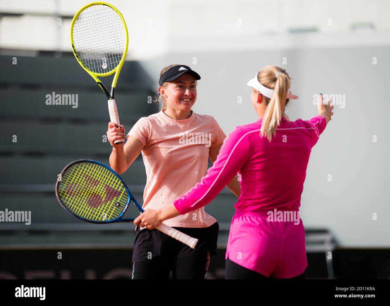 Marta Kostyuk dell'Ucraina e Aliaksandra Sasnovich della Bielorussia giocano due volte al Roland Garros 2020, torneo di tennis Grand Slam, lo scorso ottobre Foto Stock