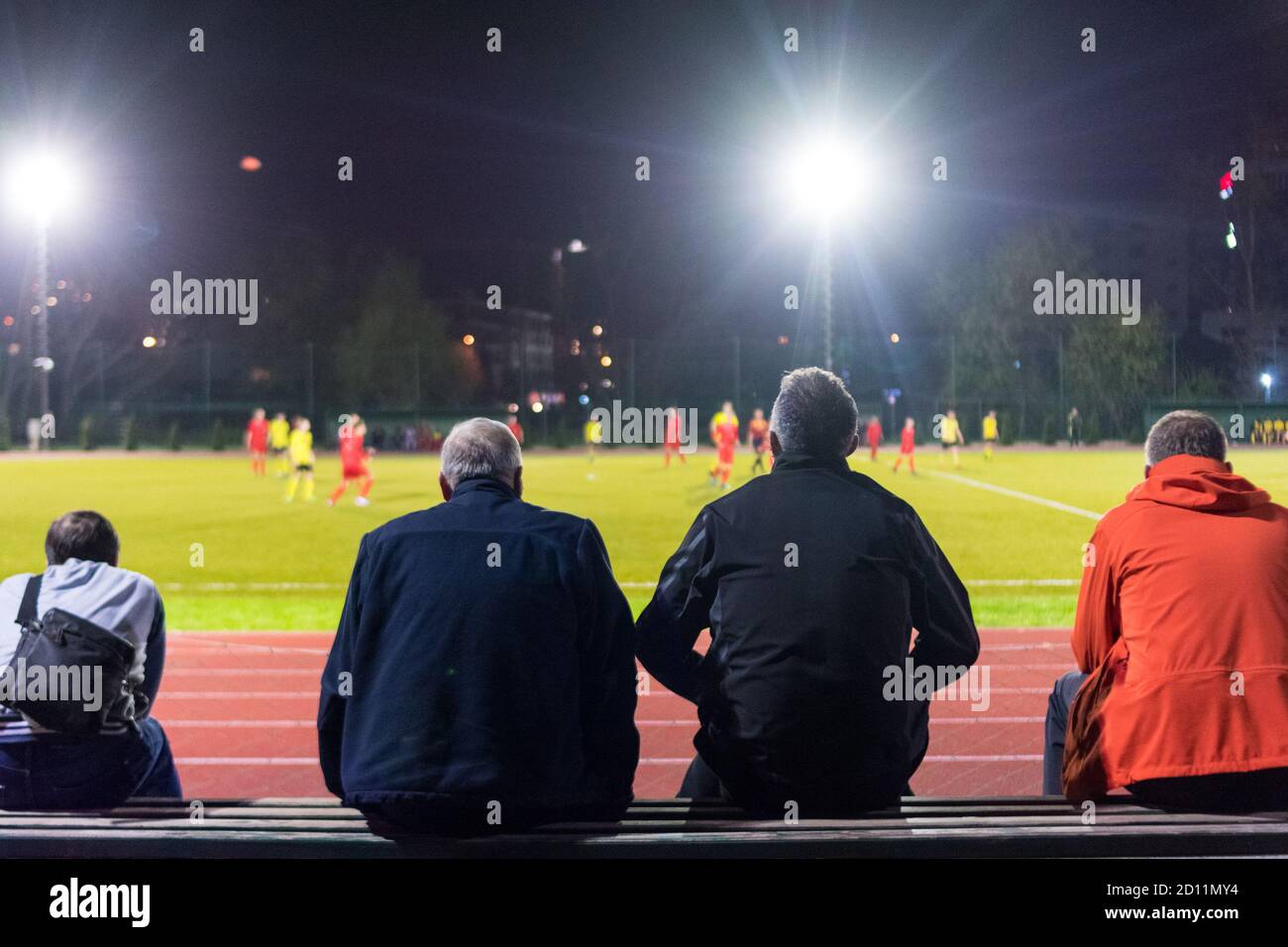 Persone che guardano la partita di calcio di notte Foto Stock