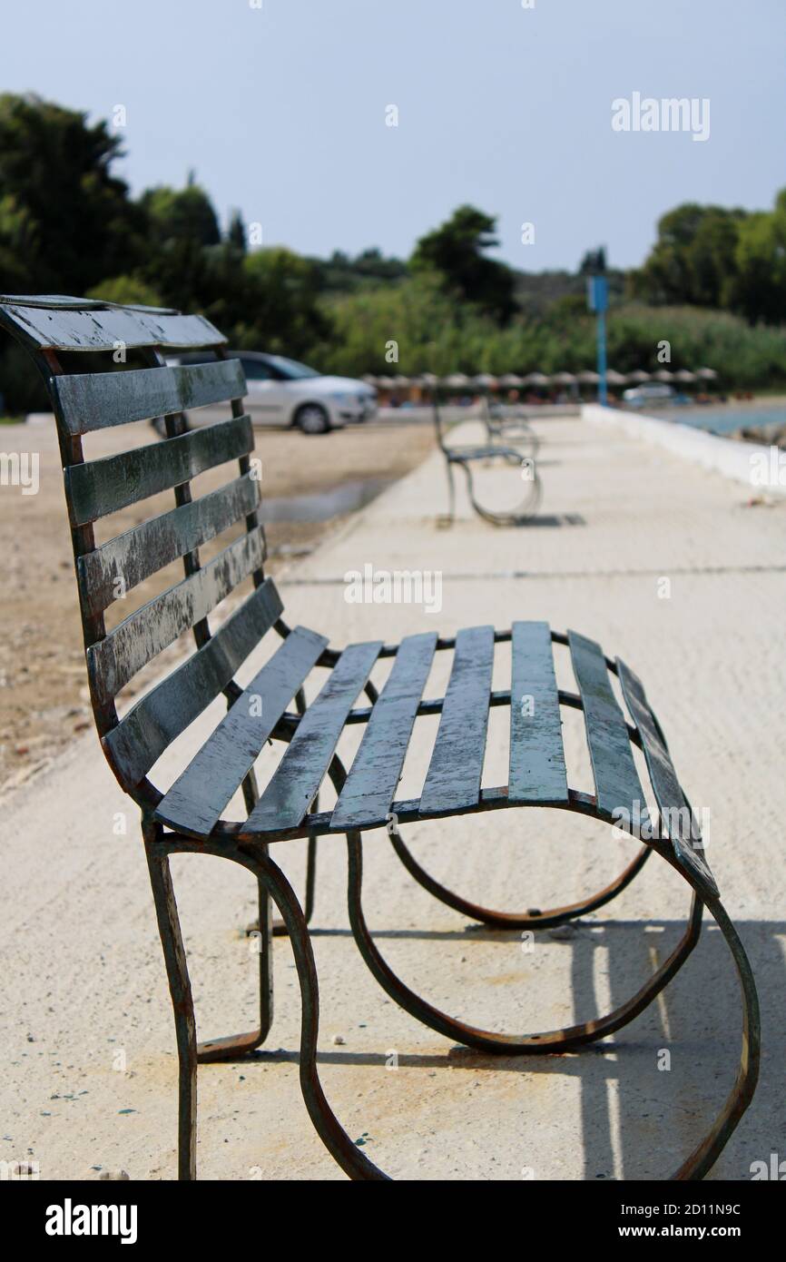 Panca che si affaccia sul mare a Agnos, Corfu, Grecia Foto Stock
