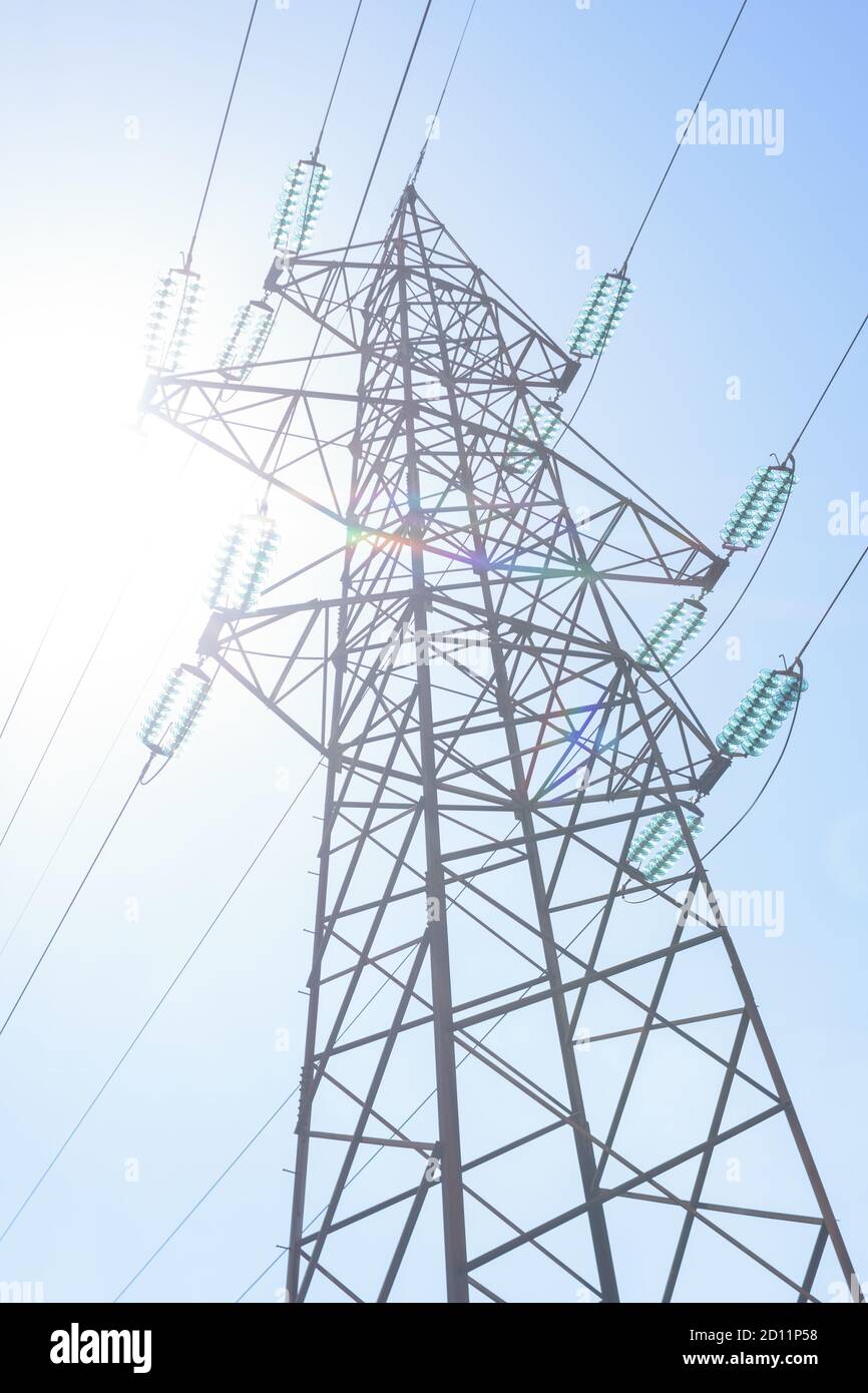 Pilone ad alta tensione della torre di trasmissione elettrica. Sfuma la prospettiva Foto Stock