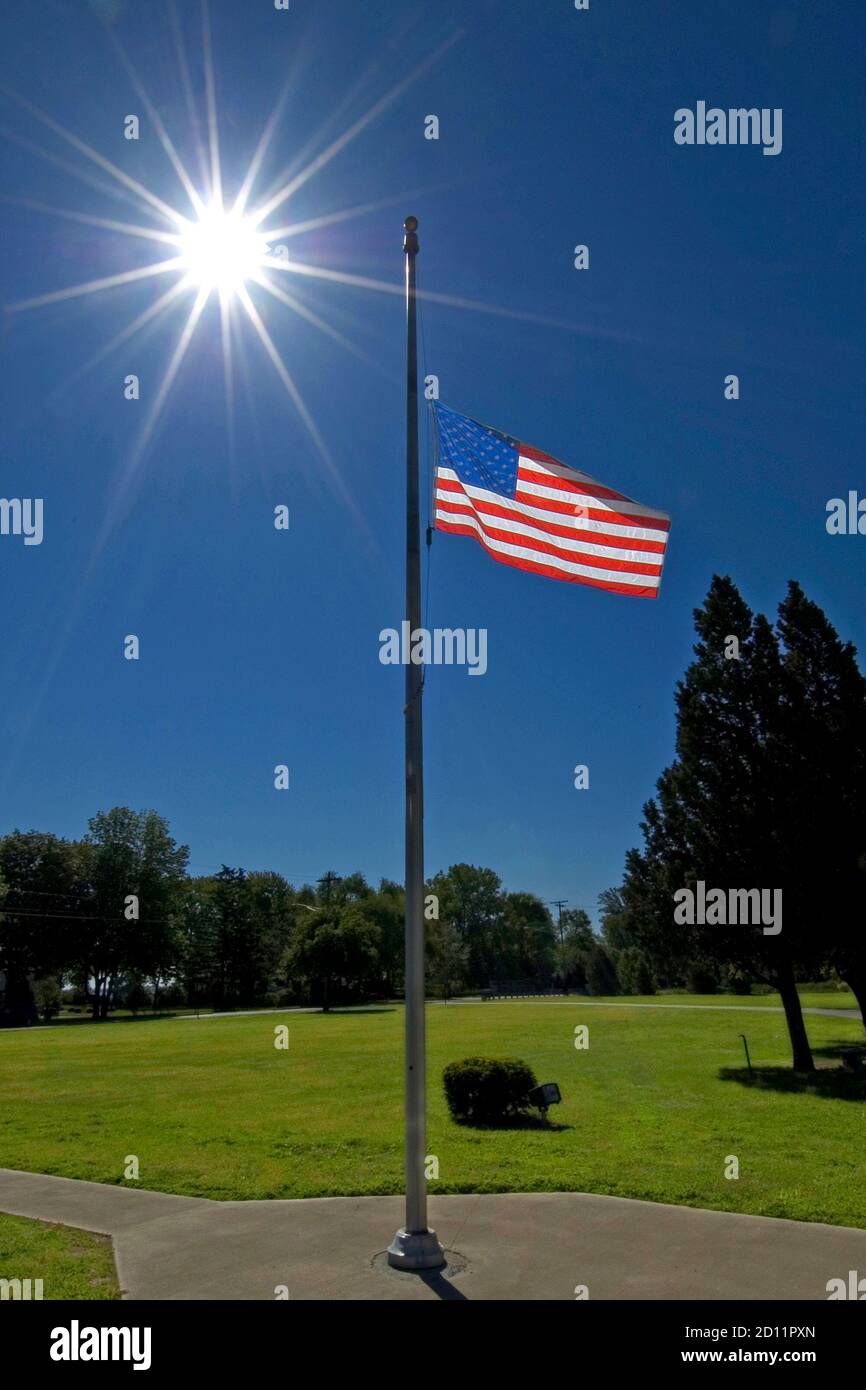 Bandiera americana degli Stati Uniti che vola a mezzo palo di personale Foto Stock