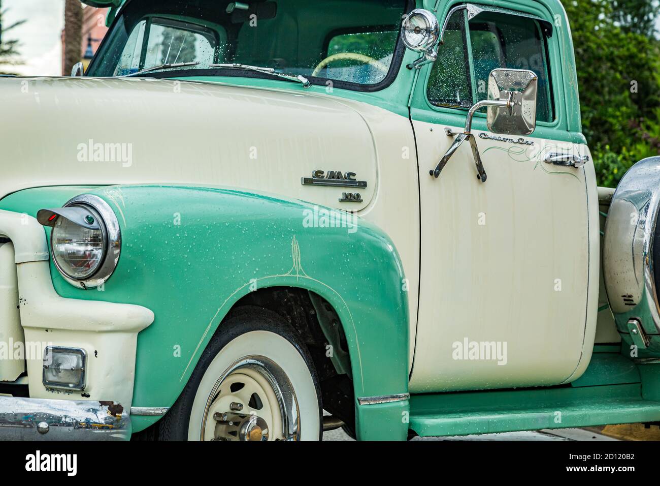 New Smyrna Beach, FL - 12 agosto 2017: 1954 GMC 100 autocarro pick-up a lato del canale Street Car Show . Foto Stock