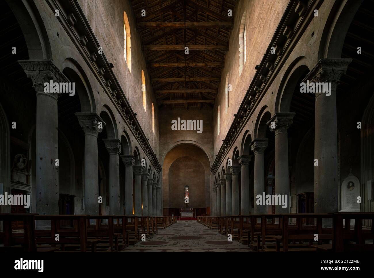 Il cupo interno romanico del 12C del Duomo di San Lorenzo, Viterbo, Lazio, Italia. Foto Stock