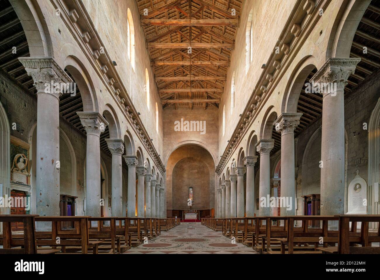 Duomo di Viterbo, Italia. Interno romanico del XII secolo della Cattedrale di San Lorenzo, Viterbo, Lazio, Italia. Foto Stock