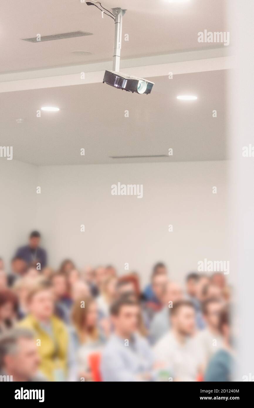 Sala riunioni con schermo e proiettore per riunioni d'affari e ispirando la spionizzazione Foto Stock