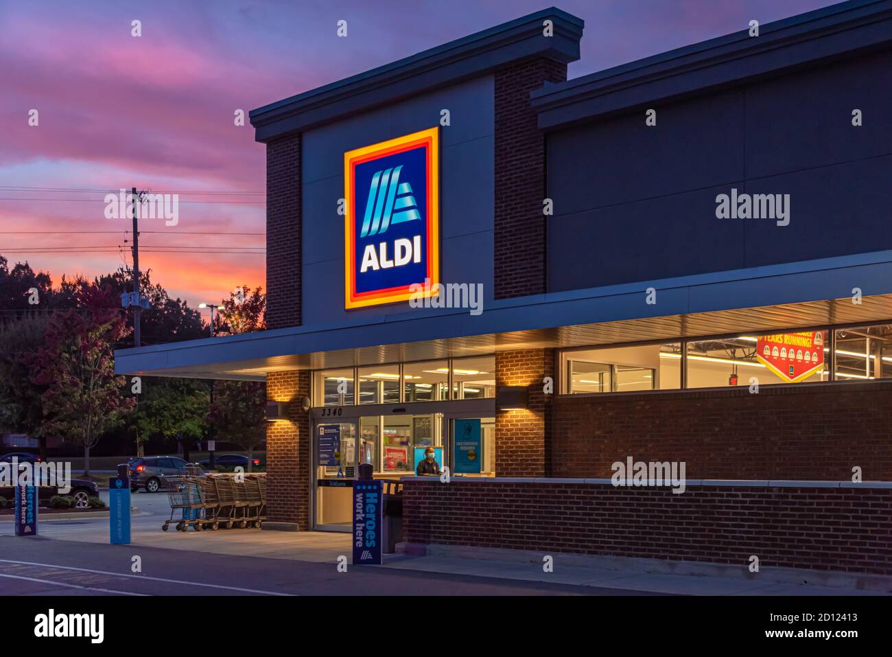 ALDI discount supermercato al tramonto a Snellville (Metro Atlanta), Georgia. ALDI è una famosa catena di negozi di alimentari con sconti globali con sede in Germania. (STATI UNITI) Foto Stock