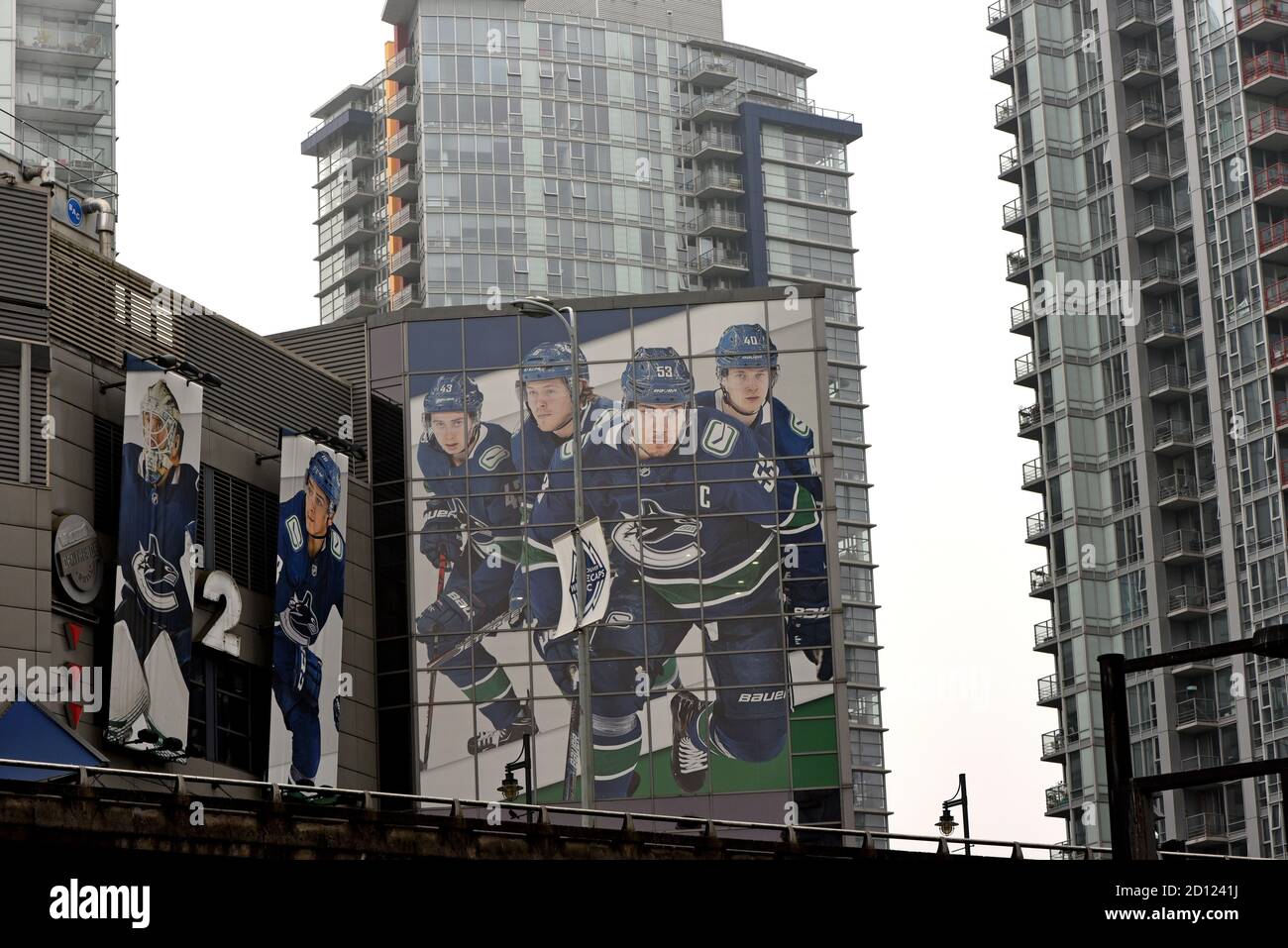 I migliori giocatori di Vancouver Canucks da sinistra, Jakob Markstrom, Jake Virtanen, Quinn Hughes, Brock Boeser, Bo Horvat ed Elias Petterson sono raffigurati su una d Foto Stock
