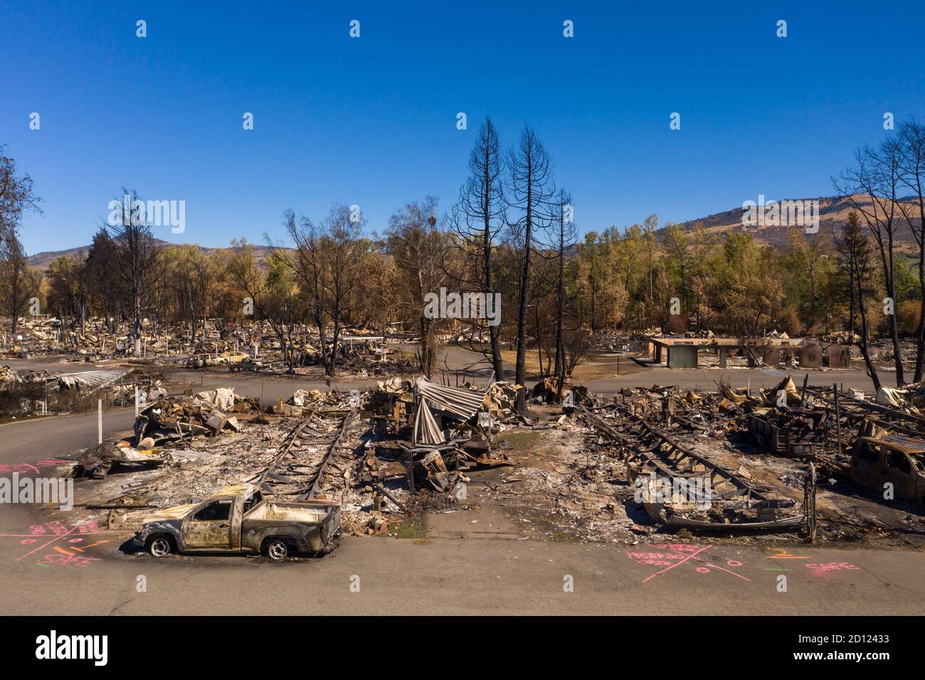 Case bruciate e automobili causate dal fuoco di Almeda dell'Oregon meridionale Foto Stock