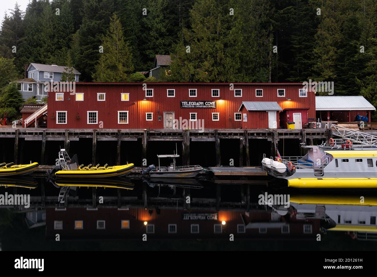 Questo edificio storico ospita ora il museo delle balene di Telegraph Cove, sull'isola di Vancouver, British Columbia, Canada. Foto Stock