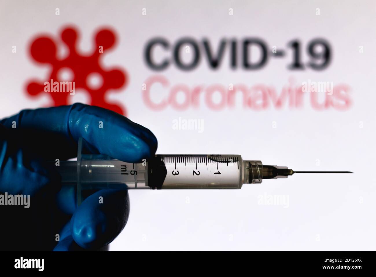 Brasile. 04 ottobre 2020. In questa illustrazione della foto la siringa medica è vista con il testo Covid-19 (Coronavirus) visualizzato su uno schermo in background Credit: SOPA Images Limited/Alamy Live News Foto Stock