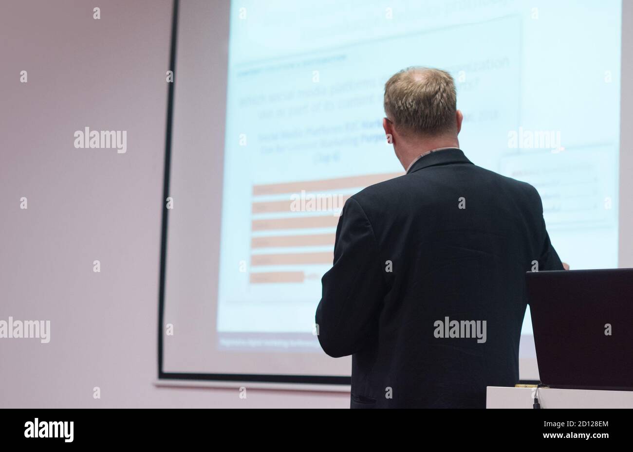 Il dirigente aziendale fornisce una presentazione ai colleghi durante la riunione di formazione aziendale, spiegando la nuova strategia di concetto aziendale. Foto Stock