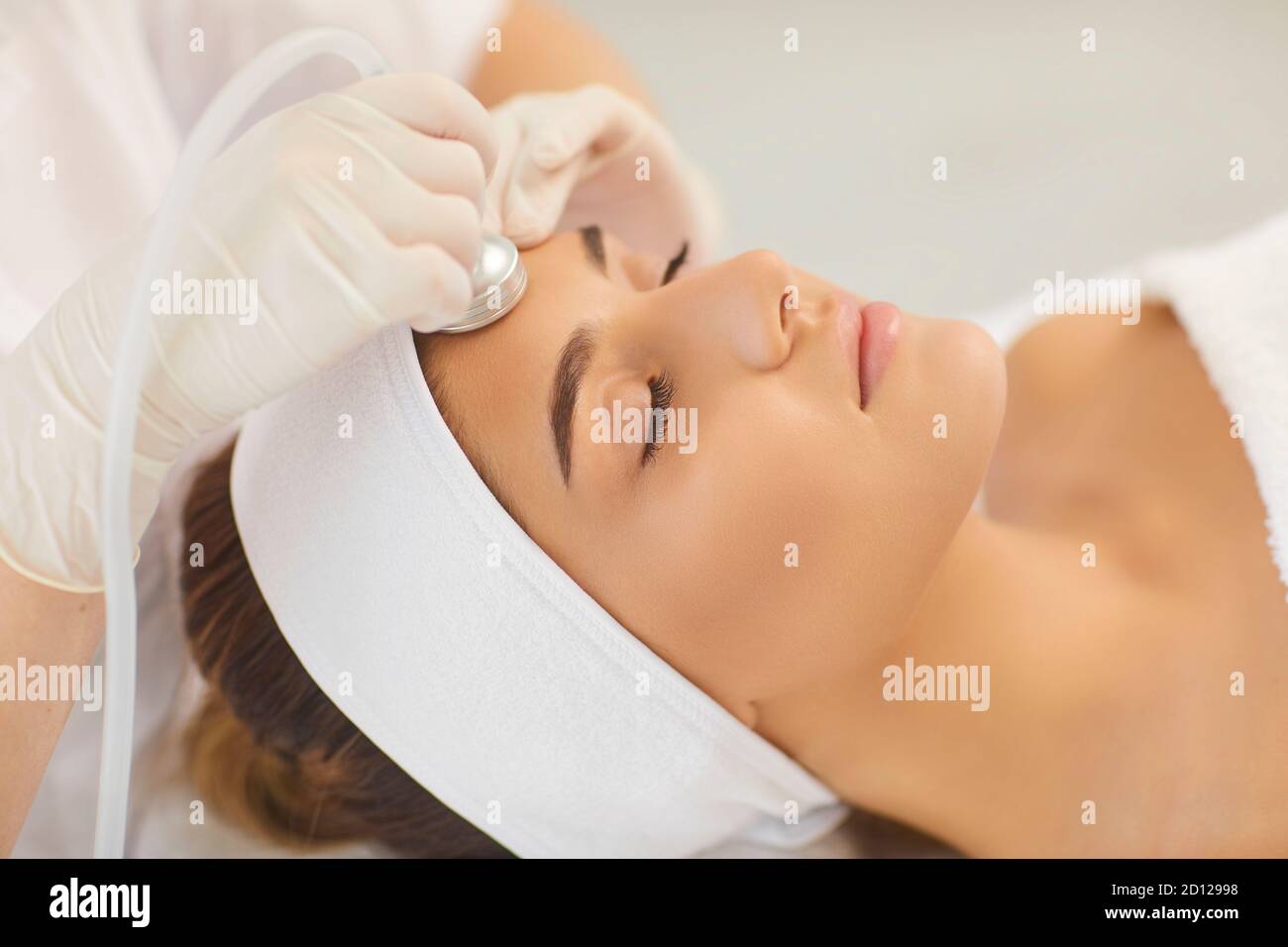 Cavitazione professionale del viso a ultrasuoni con macchina in salone di benessere Foto Stock