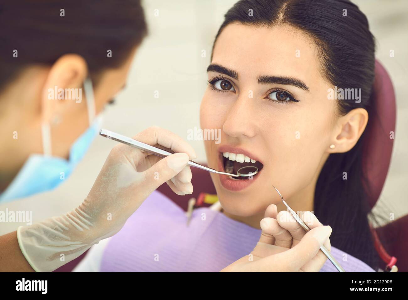 Odontoiatria. Studio dentistico. Cura e trattamento dentale. Denti sani e sorriso. Foto Stock