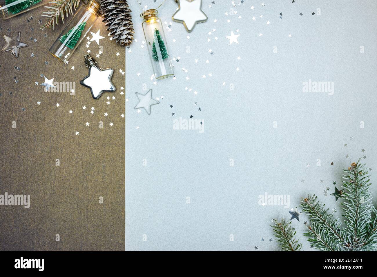 festivo nuovo anno sfondo a due colori decorato con rami di albero di natale, stelle d'argento e piccole bottiglie con gli alberi di natale ghirlanda Foto Stock