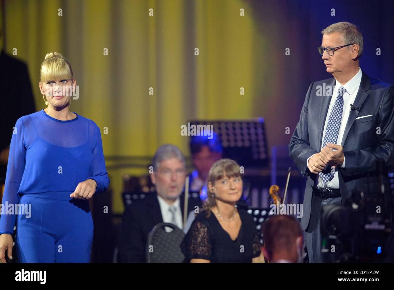 03 ottobre 2020, Brandeburgo, Potsdam: Anna Loos e Günther Jauch sono sul palco e parlano nella Sala delle metropoli in occasione della cerimonia del 30° anniversario dell'unità tedesca. Foto: Soeren Stache/dpa-Zentralbild/ZB Foto Stock