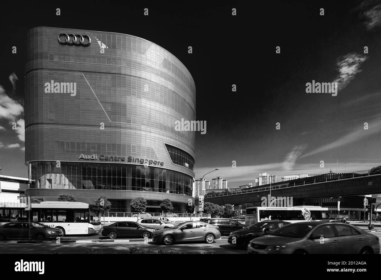 Vista in bianco e nero dell'edificio del Centro Audi, composto da uffici e showroom, Singapore. Foto Stock