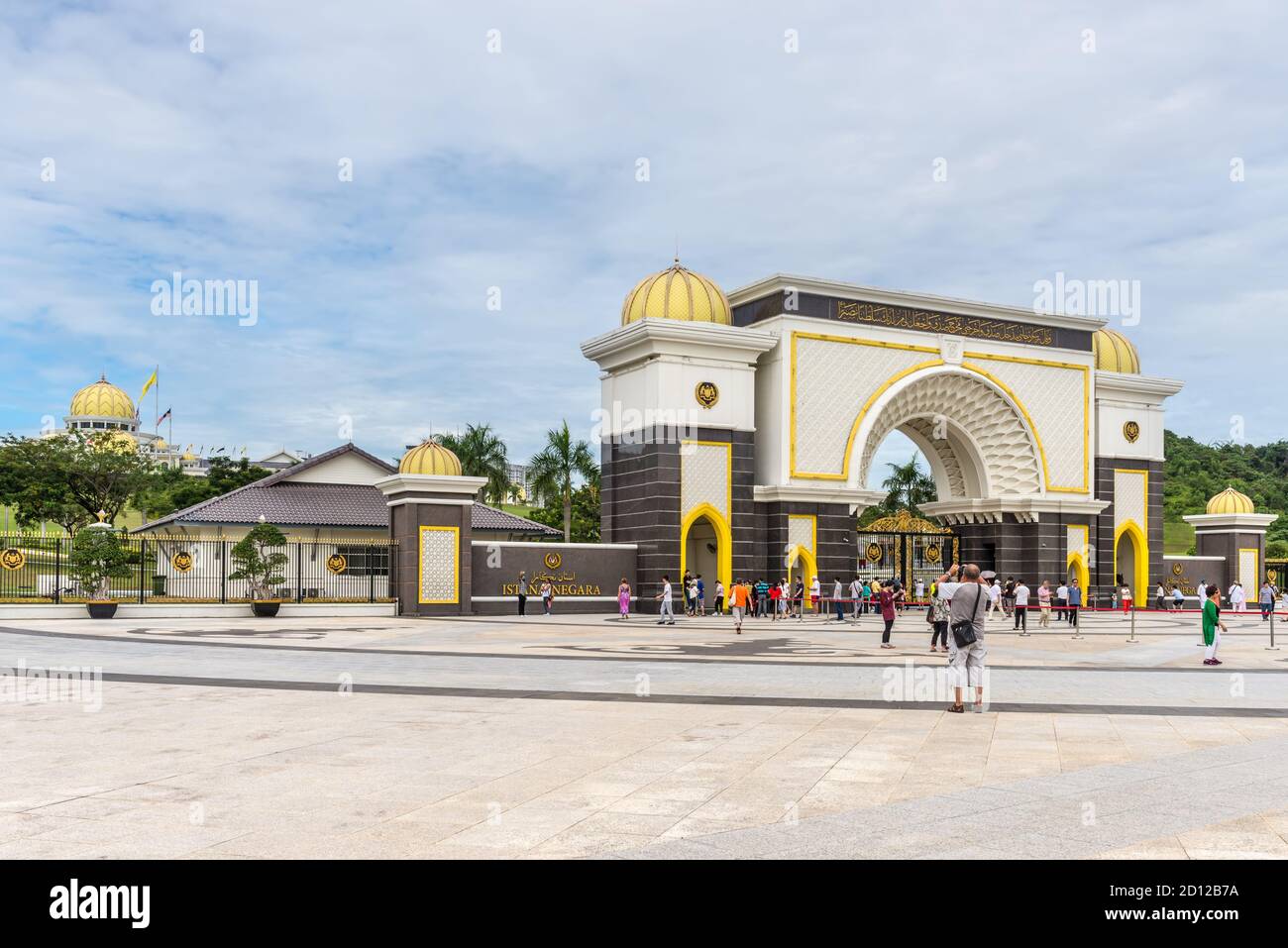 Kuala Lumpur, Malesia - 2 dicembre 2019: Turisti di fronte alla porta del Palazzo reale Istana Negara (Istana Negara), Kuala Lumpur, Malesia. Foto Stock