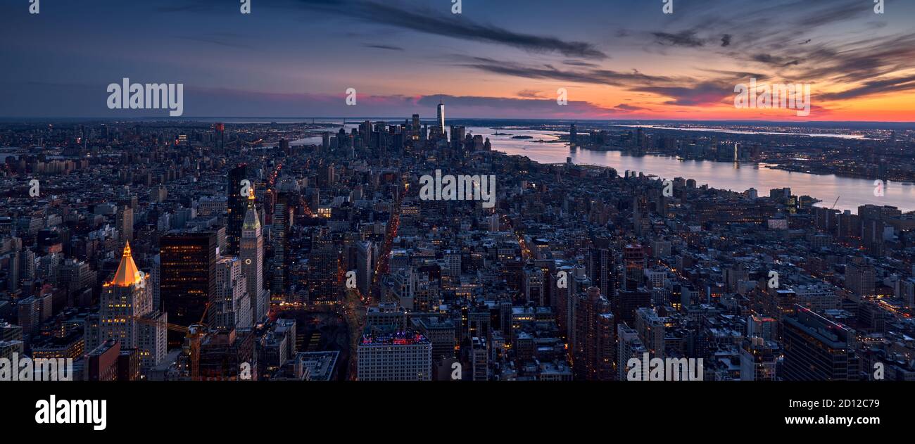 Skyline panoramico aereo di un tramonto a New York City sui grattacieli di Manhattan. Paesaggio urbano di Midtown, Lower Manhattan con il fiume Hudson. NEW YORK Foto Stock