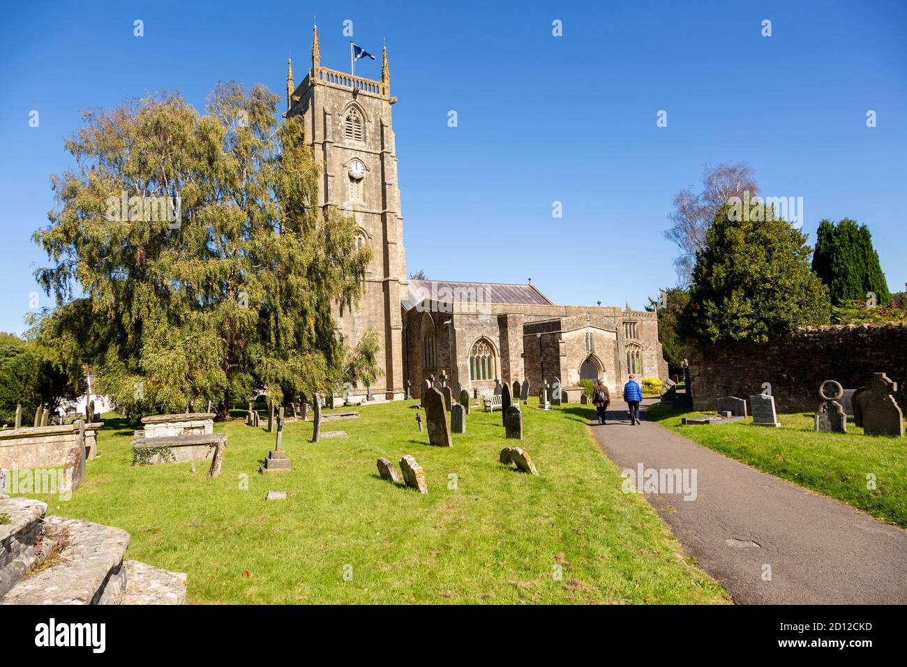 Chiesa di Sant'Andrea e lapidi nel cortile, Chew Magna, Somerset, Inghilterra, Regno Unito Foto Stock