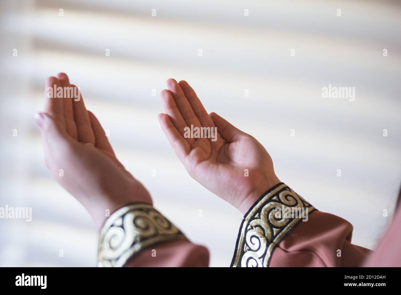 Concetto di Dua Islamico. Mani femminili.momenti spirituali pacifici. Mano sollevata per pregare Allah.Hand di persone musulmane che pregano con la moschea interna b Foto Stock