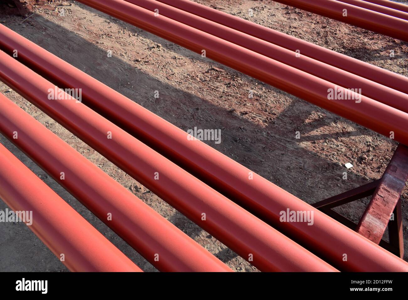 Tubi in acciaio rosso per impianti antincendio e linee d'acqua estinguente  in edifici industriali. Negozio di vernici. Tubo in acciaio verniciato di  colore rosso Foto stock - Alamy