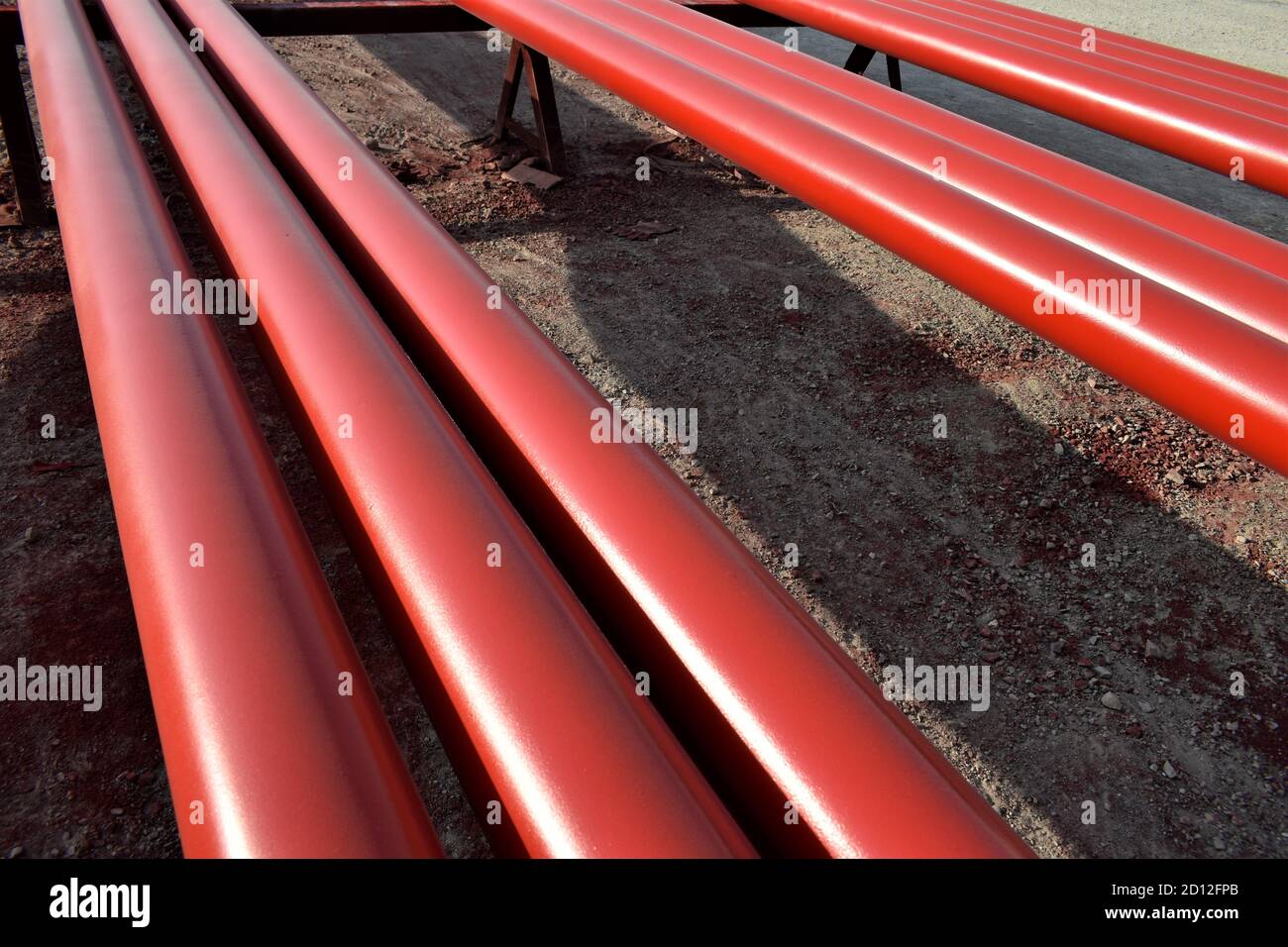 Tubi in acciaio rosso per impianti antincendio e linee d'acqua estinguente  in edifici industriali. Negozio di vernici. Tubo in acciaio verniciato di  colore rosso Foto stock - Alamy