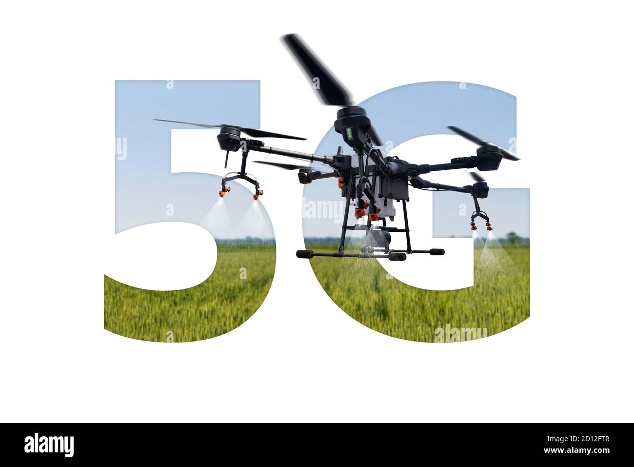 Rete 5G per il controllo di droni su una smart farm. Foto Stock