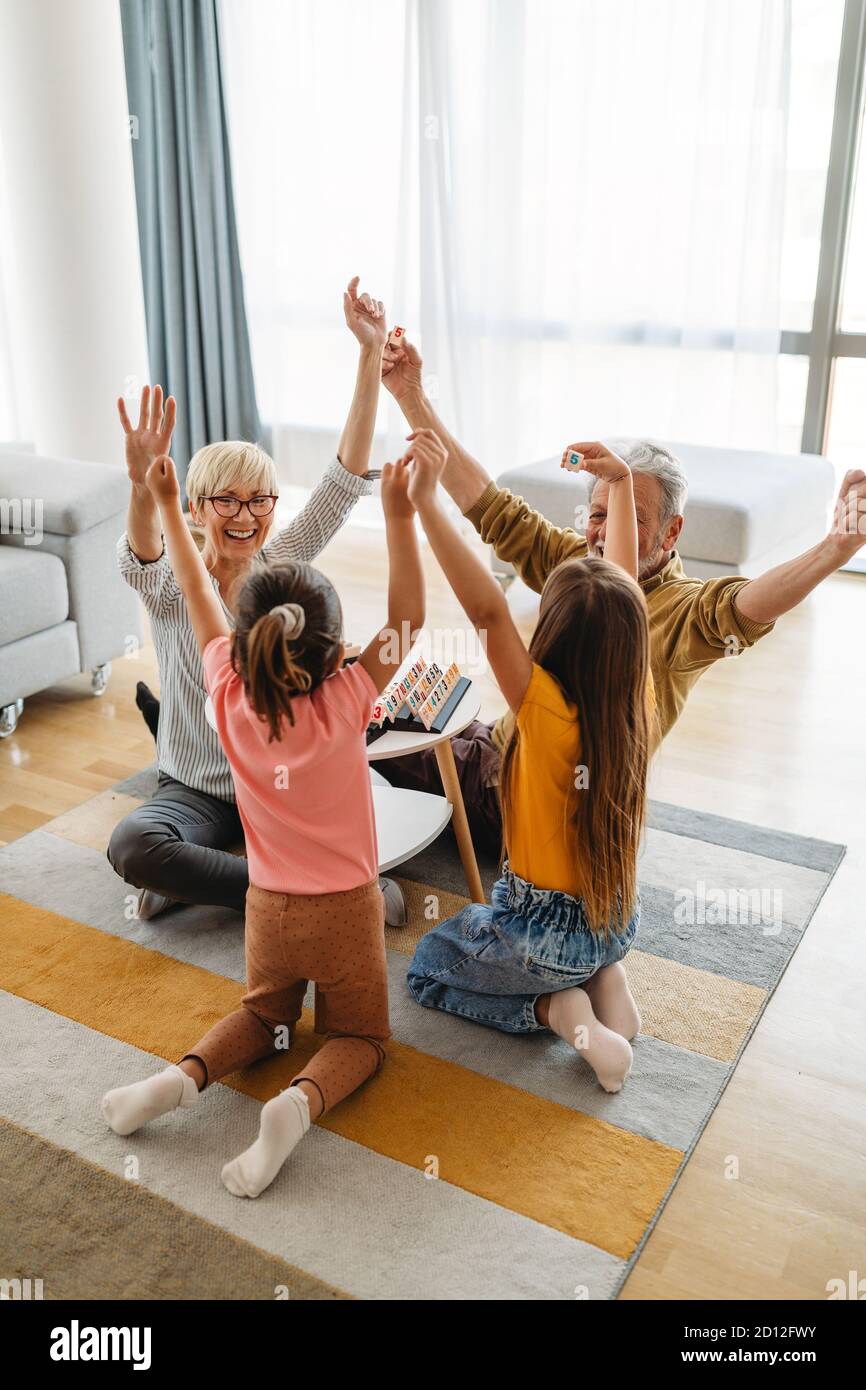 I nipoti si divertono, giocando con i nonni a casa Foto Stock