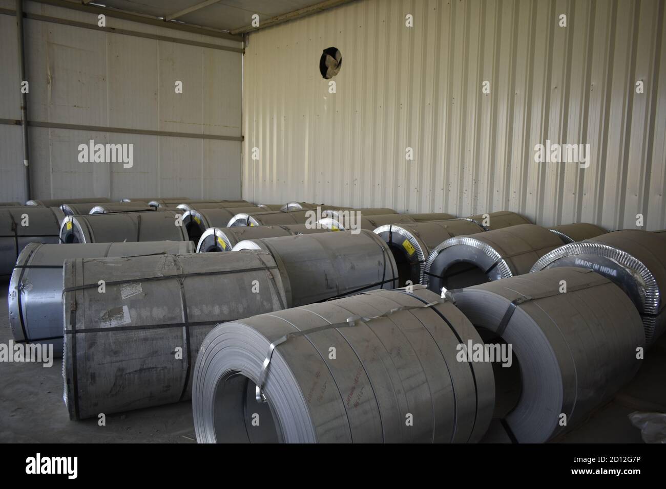 Rotoli di lamiera d'acciaio immagazzinati in magazzino; serpentina d'acciaio galvanizzato in fabbrica di condotte. Rotoli confezionati di lamiera d'acciaio, bobine d'acciaio laminate a freddo. Foto Stock