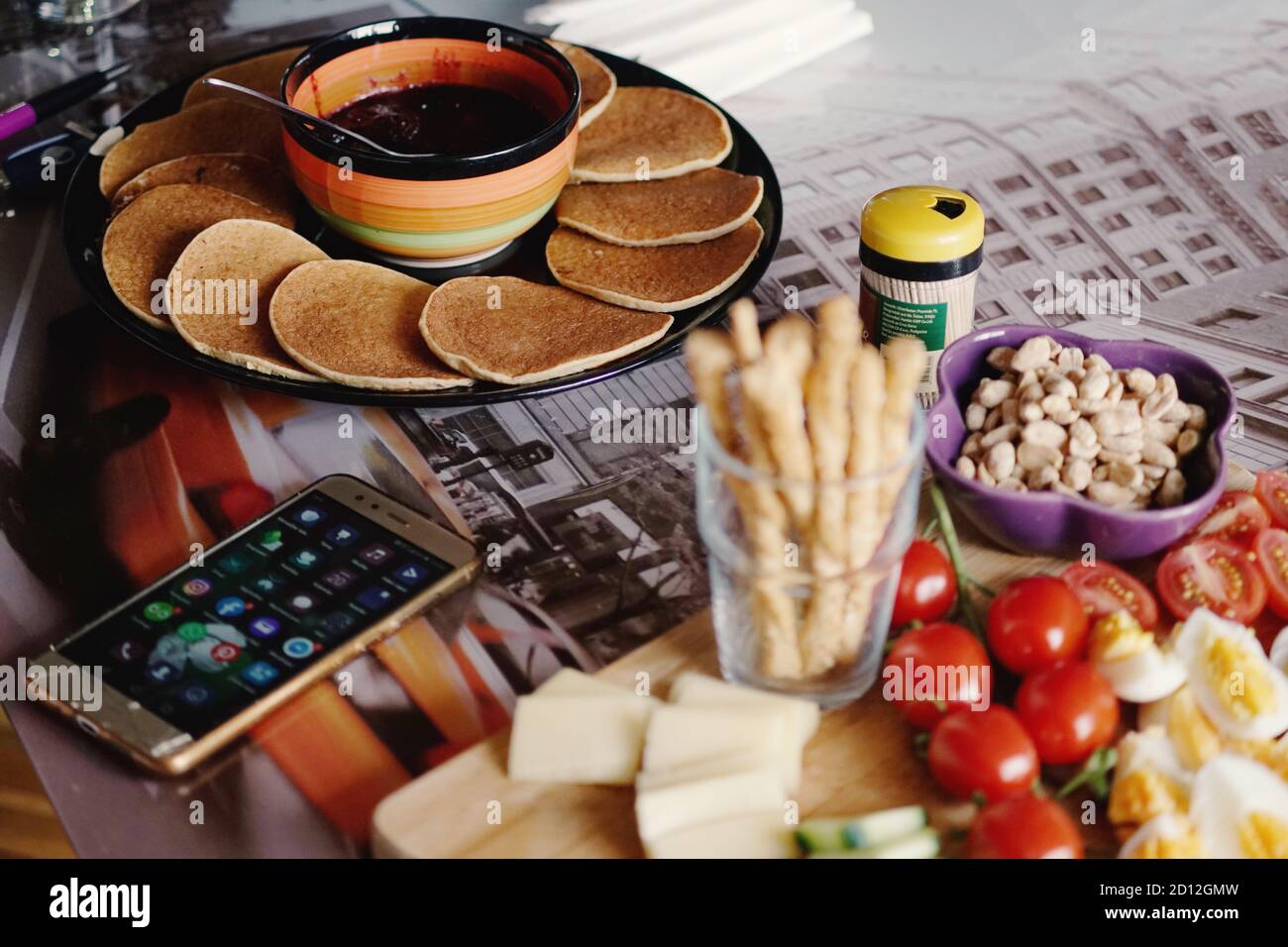 Tavolo pieno di cibo vegetariano. Foto Stock