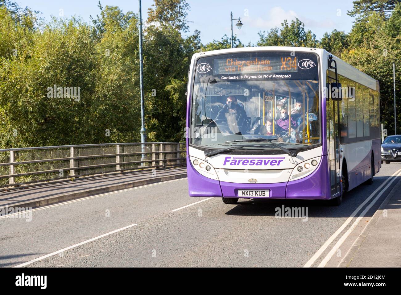 Autobus di servizio a un solo decker Faresaver per i passeggeri del conducente che indossano maschere, Wiltshire, Inghilterra, Regno Unito, settembre 2020 Foto Stock