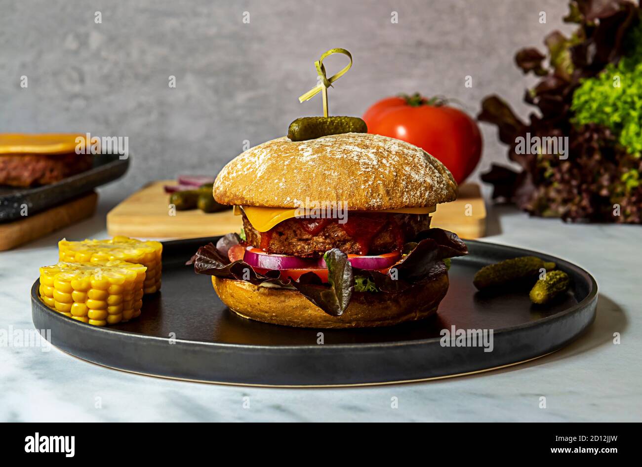 Oltre l'hamburger con formaggio vegano, mais, cipolla e sottaceti. Foto Stock