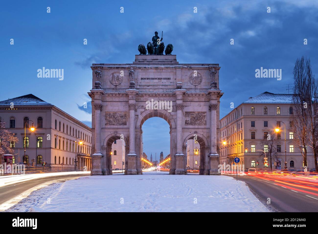 Geografia / viaggio, Germania, Baviera, Monaco, vista a Siegestor (porta della Vittoria) in città con Leopolds, diritti aggiuntivi-clearance-informazioni-non-disponibile Foto Stock